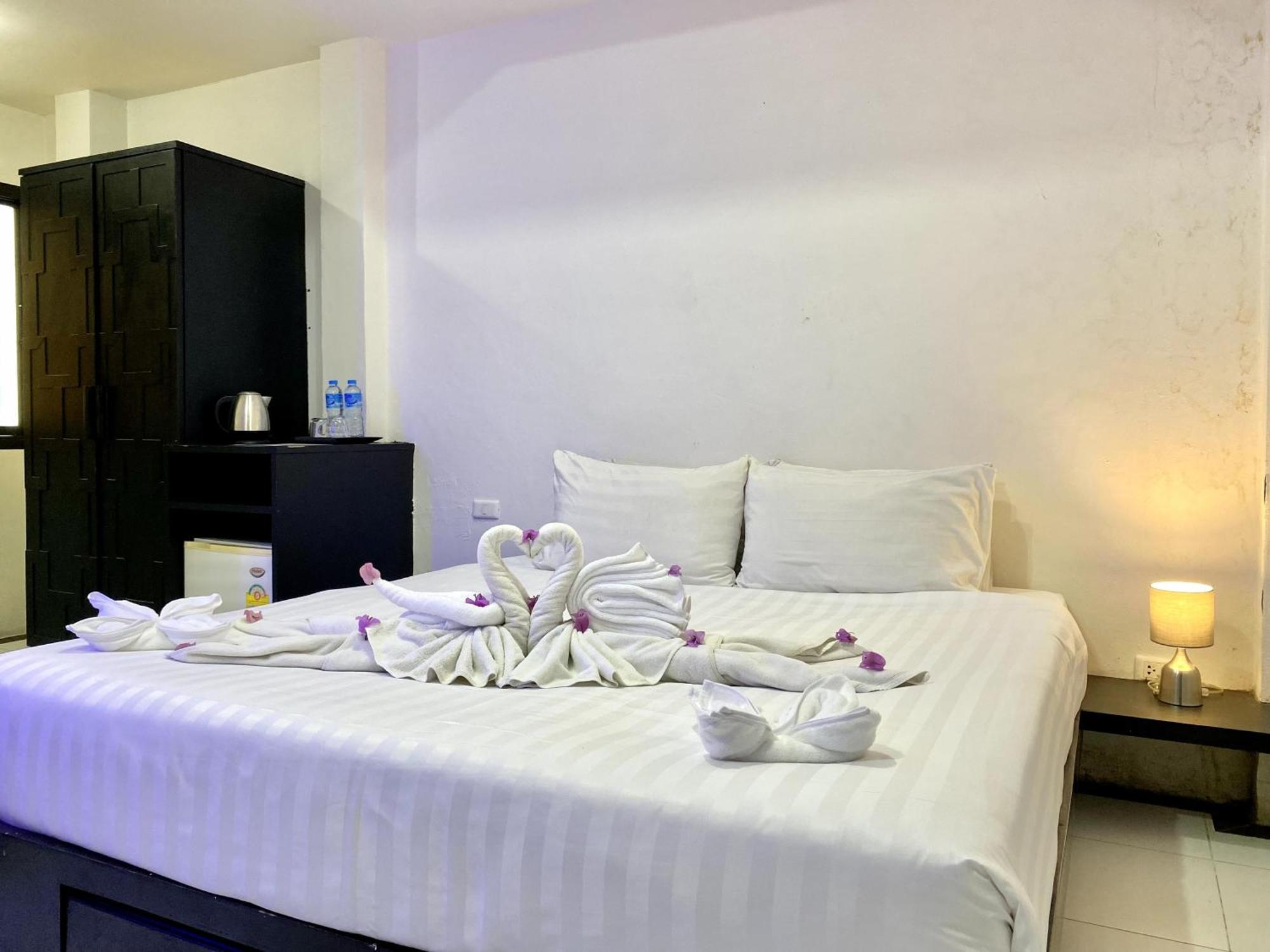 Beachwalk Patong Exterior foto